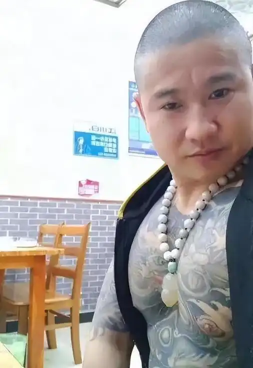 回顾:满身文身的黑社会,被文弱书生追砍,死后得知是昆山龙哥!