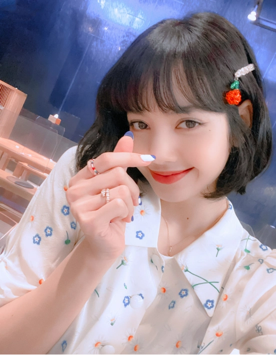 lisa最新短发造型绝了!时而少女时而成熟,风格百变也让人上头