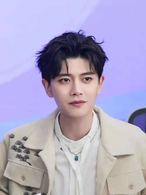 任嘉伦一任千面#|#任嘉伦2021嘉速前进#出现在别人照片里的漂亮父哥