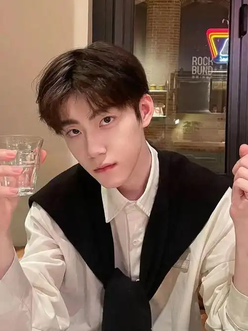 95后男生"爆帅"的发型,秋天剪完这3款,减龄高颜值