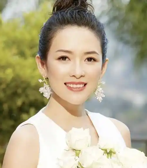 看完这些照片,才发现章子怡在大学的时候是那么的火辣.