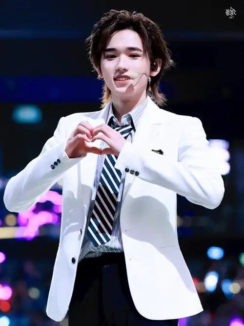 和宋亚轩点亮微博之夜