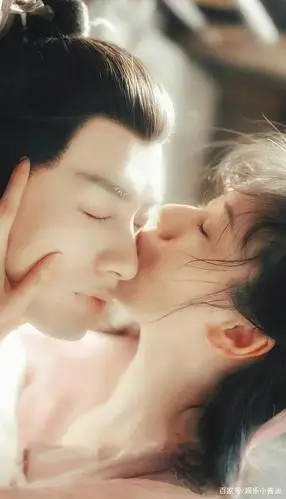 《琉璃》成毅袁冰妍同框照分享,两人因为剧中角色提高了知名度!