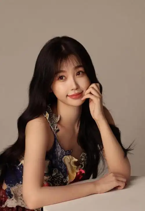 可爱风十足虞书欣的工作美照