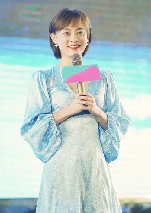 38岁孙俪换新发型也太甜了吧穿泡泡袖碎花裙清爽又减龄