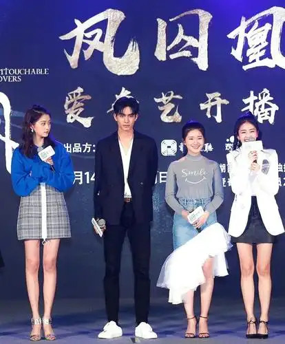 赵露思,我始终忘不了两年前她与关晓彤同台的样子,这时代变了_手机