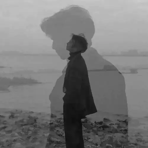 少年与捧花男生头像ins伤感孤独背影