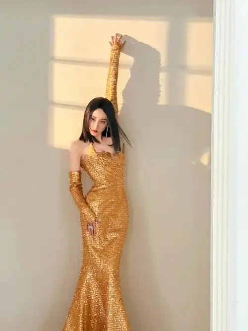 vogue时尚之力盛会##vogue红毯造型##迪丽热巴金色美神造型