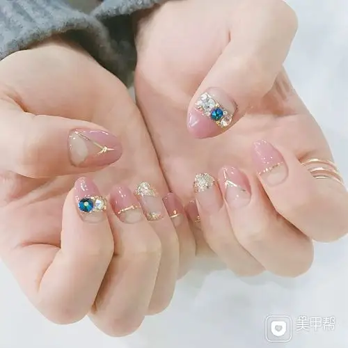 尖形粉色金银线钻美甲图片