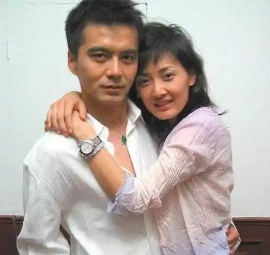 许亚军遇到了他的第二任妻子张晞,也是通过她的开导才慢慢走出前妻