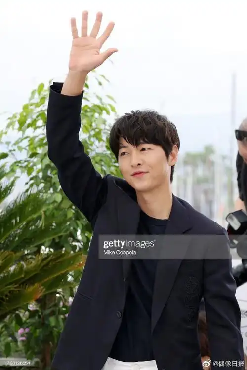 g社拍的宋仲基#g社拍的宋仲基,身穿黑色西装77白色裤子,咱就是说