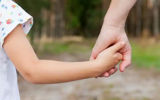 亲生父母要带我走我牵着养父的手不愿离开他却亲手推开我