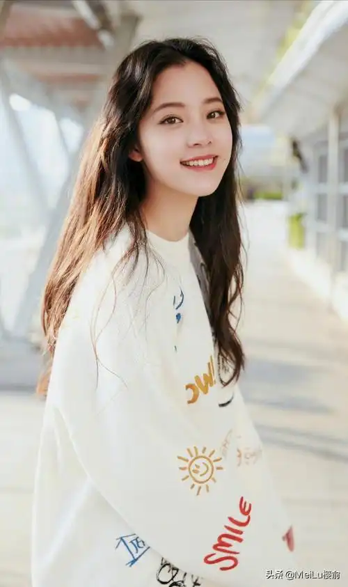 欧阳娜娜甜美的少女感俏皮可爱美得像个精灵