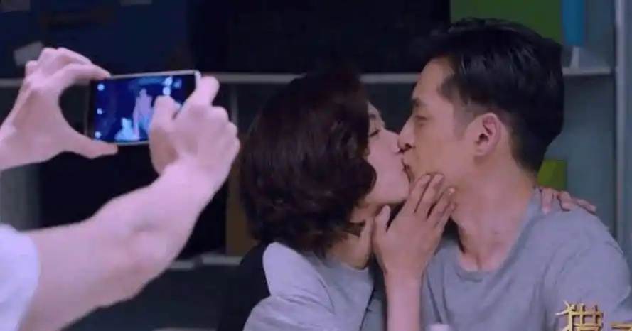 胡歌万茜在猎场中,胡歌就奉献了自己的吻戏,那就是和自己的初恋"罗伊