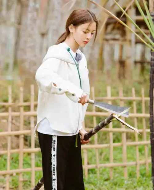 杨超越回农村为爸爸摆寿宴!脚上踩一双拖鞋,与村民合照毫无架子