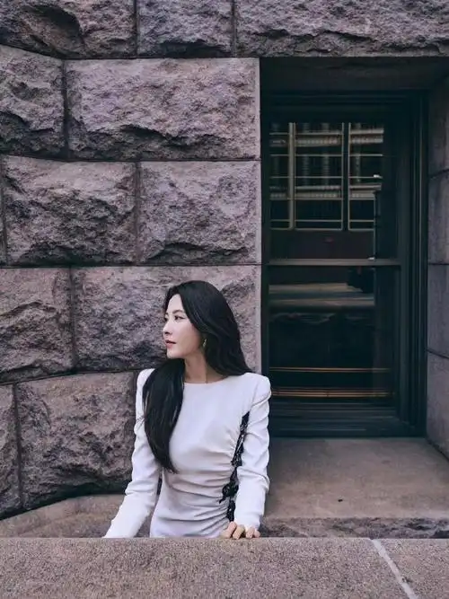 曾黎白色褶皱旗袍