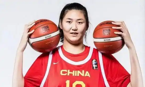 张子宇在篮球场上的无敌风采:身高优势,霸气征服对手的表现