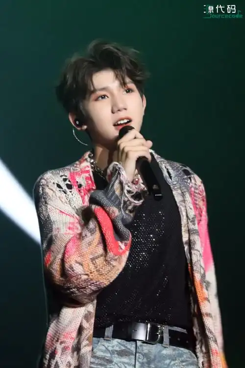 23  99广州    你的眼睛是一片盛夏里的春色盎然.  @tfboys-王源