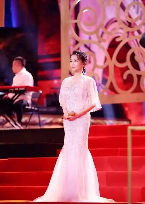 原创江珊亮相跨界歌王一袭浅紫人鱼裙大秀腰臀比一开口全场惊艳