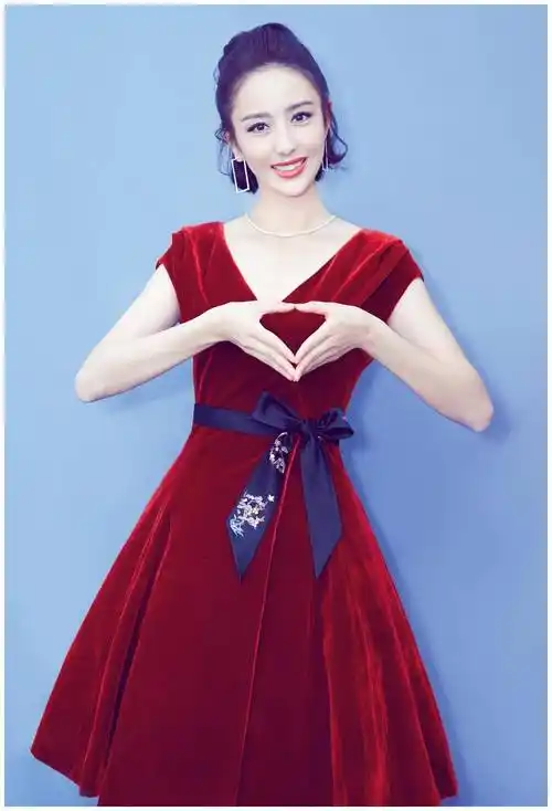 36岁佟丽娅太会打扮,一袭红色连衣裙美得高级,车厘子唇色更抢镜_气质