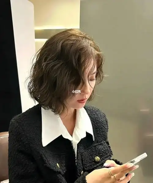 方脸,长脸,鹅蛋脸~整体发型自然蓬松,巨显脸小,发根的蓬松度让脸型更