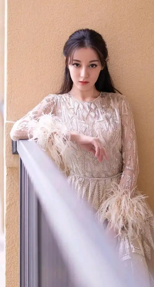 迪丽热巴:温婉柔情美丽动人的写真照
