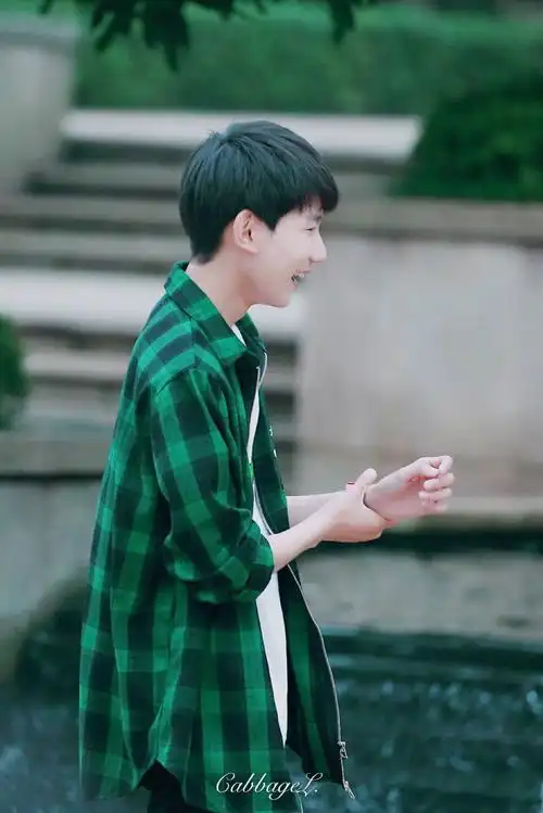 露出一小截藕白色手臂的王源