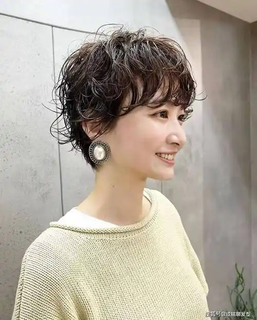 6种时髦又洋气的卷发,减龄又显脸小_摩根_纹理_类型