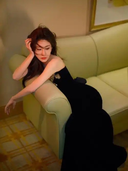 张碧晨超话78#微博视界大会#清冷极致黑色格调,玫瑰萦绕勾勒浪漫,乐