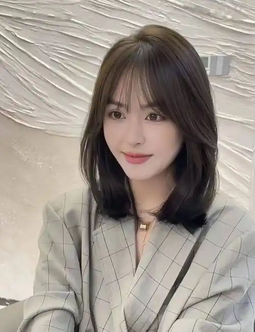 今年流行一种发型叫"锁骨发",洋气减龄显脸小,效果