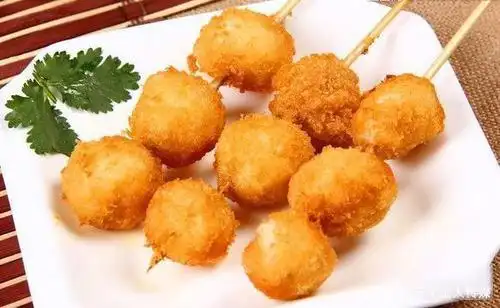 也就是鱼丸 后随着历史的发展 这鱼丸的做法也变得多种多样 有包馅的