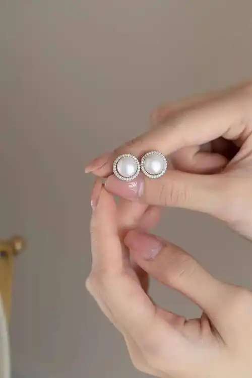 7mm精选大尺寸的淡水珍珠搭配五颗锆石环绕,像散开的裙摆,优雅自信