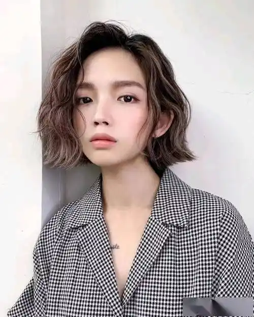 初夏爆火"短烫发超减龄"_短发