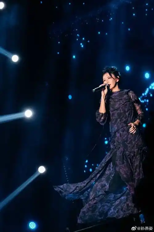 孙燕姿麦克风失灵的四分钟意外圈粉,黑色蕾丝裙搭黑色长靴,很酷_短发