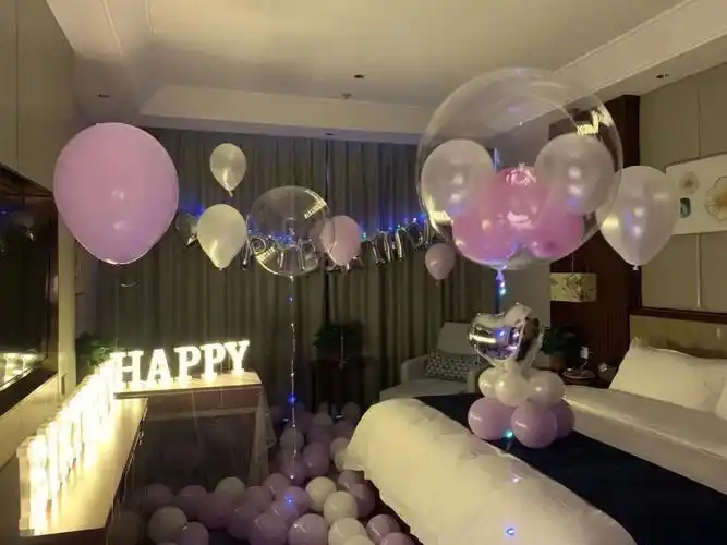 酒店生日布置小预算简单气球布置房间