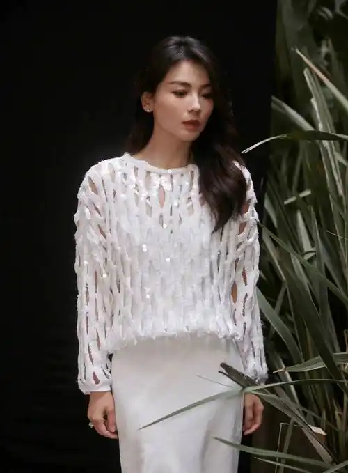 刘涛真时髦,穿缎面长裙搭配"网格"上衣,温柔优雅又有个性!