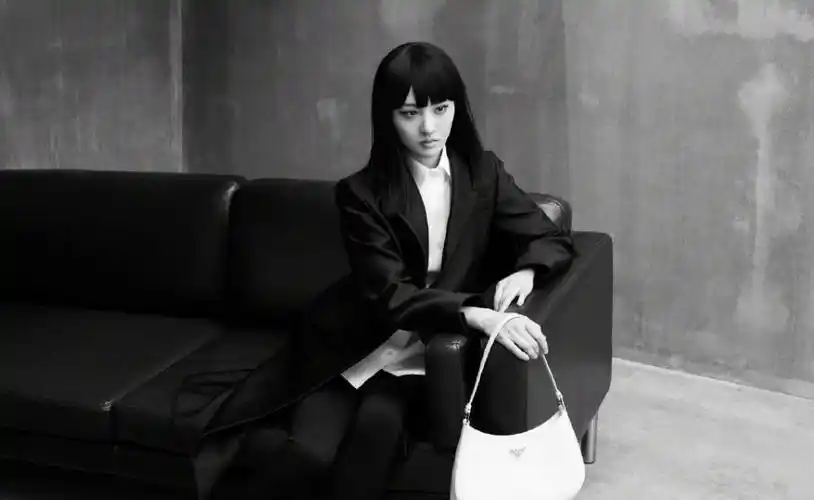 郑爽一身黑色西装太飒了,酷酷的爽姐