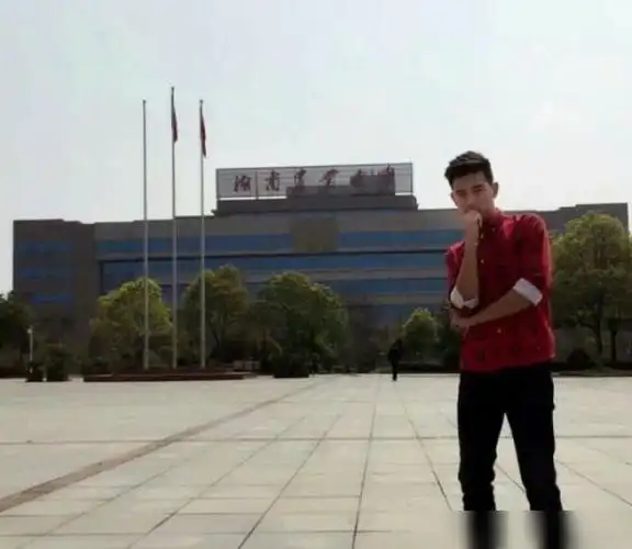 还有这样的爱好李现热衷和大学校门合影堪称女版李雪琴