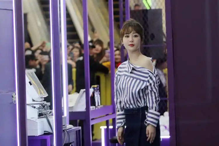 人气小仙女杨紫秀香肩露锁骨俏皮可人