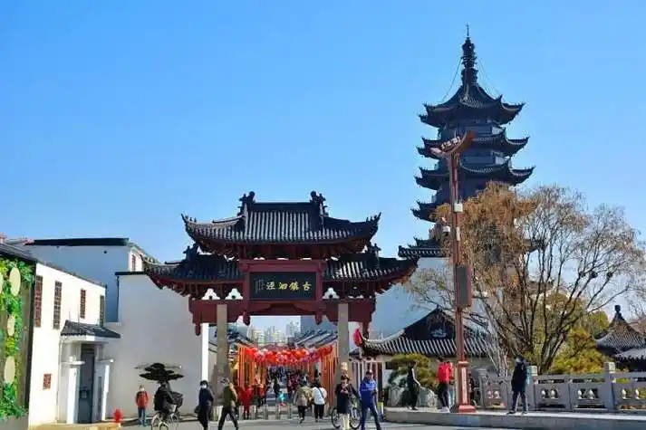 泗泾古镇位于松江区的东北部,从北宋形成村落算起,差不多已有一千多年