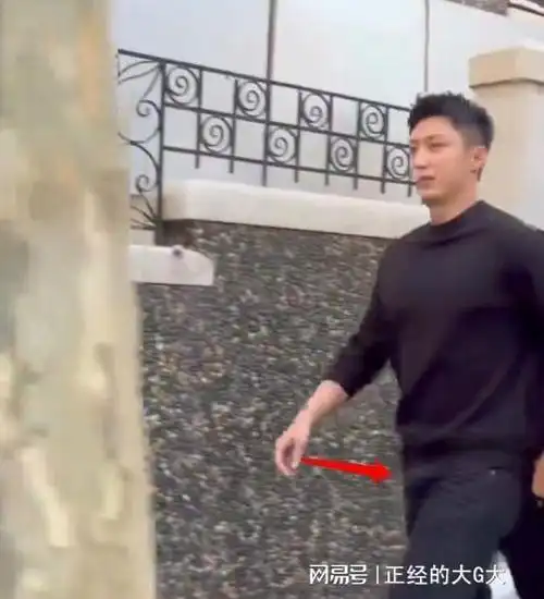 黄景瑜拍戏遭偶遇,裤裆拉链尴尬一刻后展现健步如飞的气势