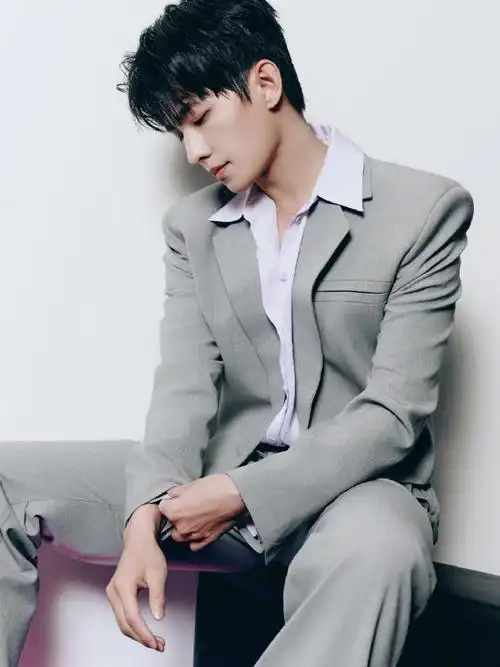 杨洋浅灰色齐腰西装