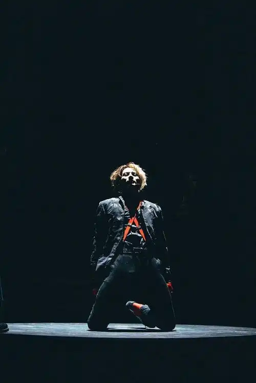 组图王嘉尔发布巡演花絮写真穿黑色背心秀肌肉线条