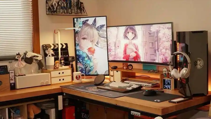 但是,电脑桌桌面还会需要摆放外设,特别是现在的二次元爱好者们也会在