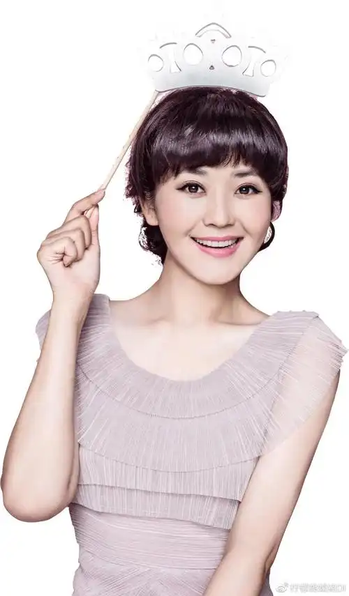 主持人方琼在演播厅遛马网友比方琼好看小马颜值太高像假马