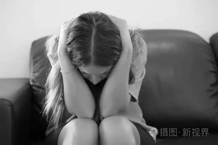 年轻女性抑郁或的黑白图像人们悲伤和的概念合上不幸的哭泣的女人