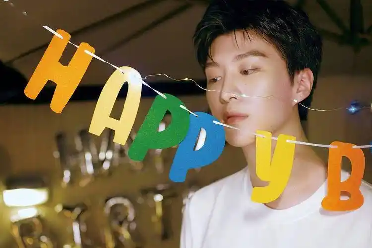 范丞丞22岁生日分享露营时刻白色look简约纯粹眼神温柔