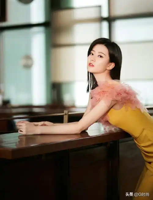 乔欣鹅黄色高叉裙出席线下活动优雅妩媚嫩粉色荷叶边点缀更显温柔氛围