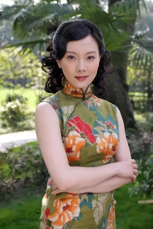 《和平饭店》中的陈数穿上旗袍,饰演高智商女特工,美艳又神秘!
