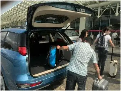到了机场,司机立马下车帮我们把行李拿了出来,各种感动,女儿依依不舍